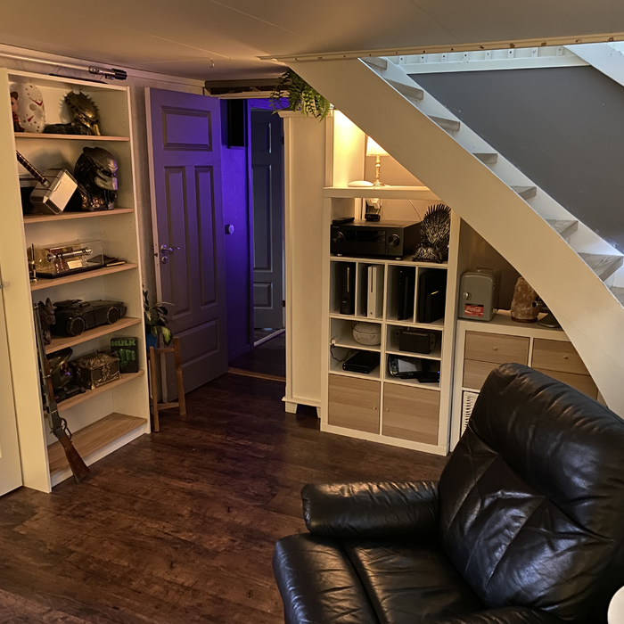 Tv Kallaxhyllor och ett hgskp skapade en mysig tripptrapptrull knsla under trappen Tv Kallaxhyllor och ett hgskp skapade en mysig tripptrapptrull knsla under trappen