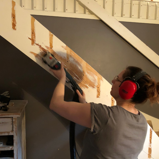 Tina frser trrent med lackfrsen Tina frser trrent med lackfrsen