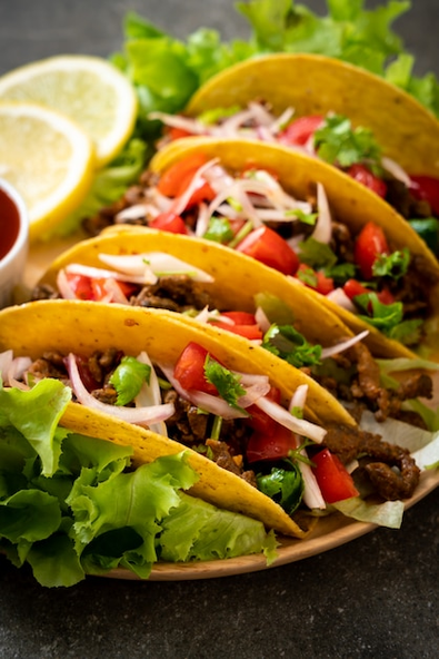 tacos-med-kott-och-gronsaker_1339-49143